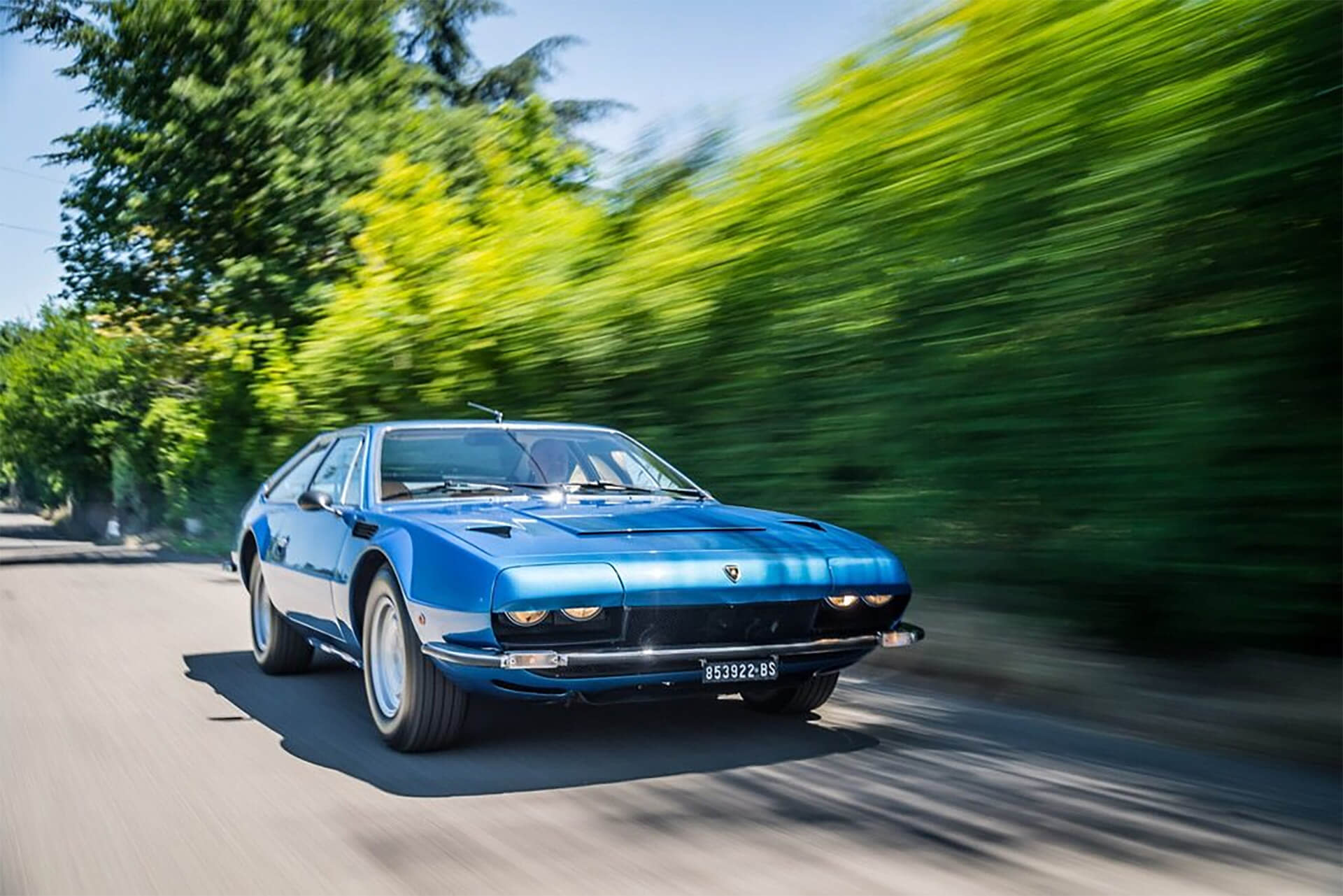 La parte posteriore di una Lamborghini che percorre una strada