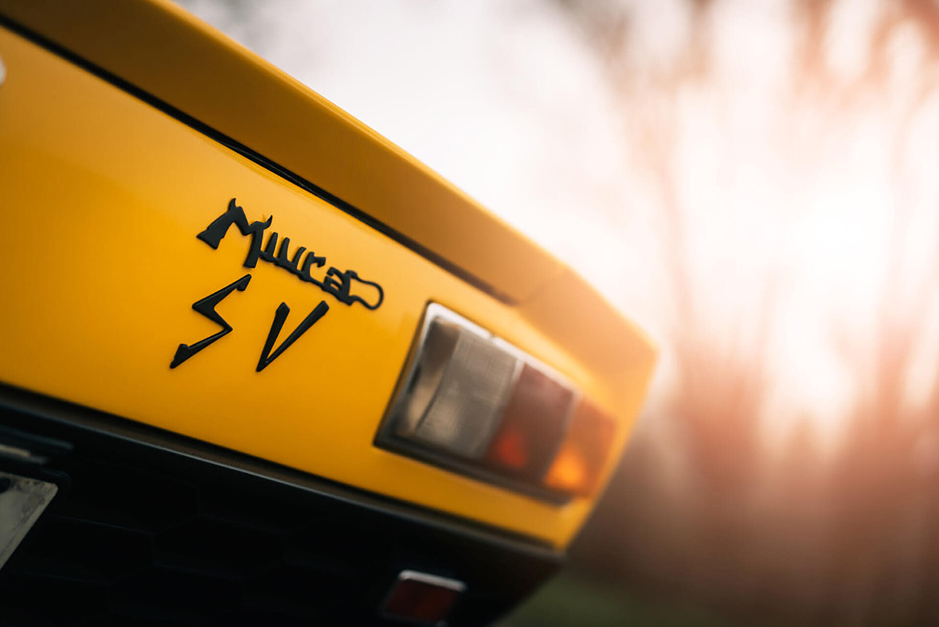 La parte posteriore di una Lamborghini che percorre una strada