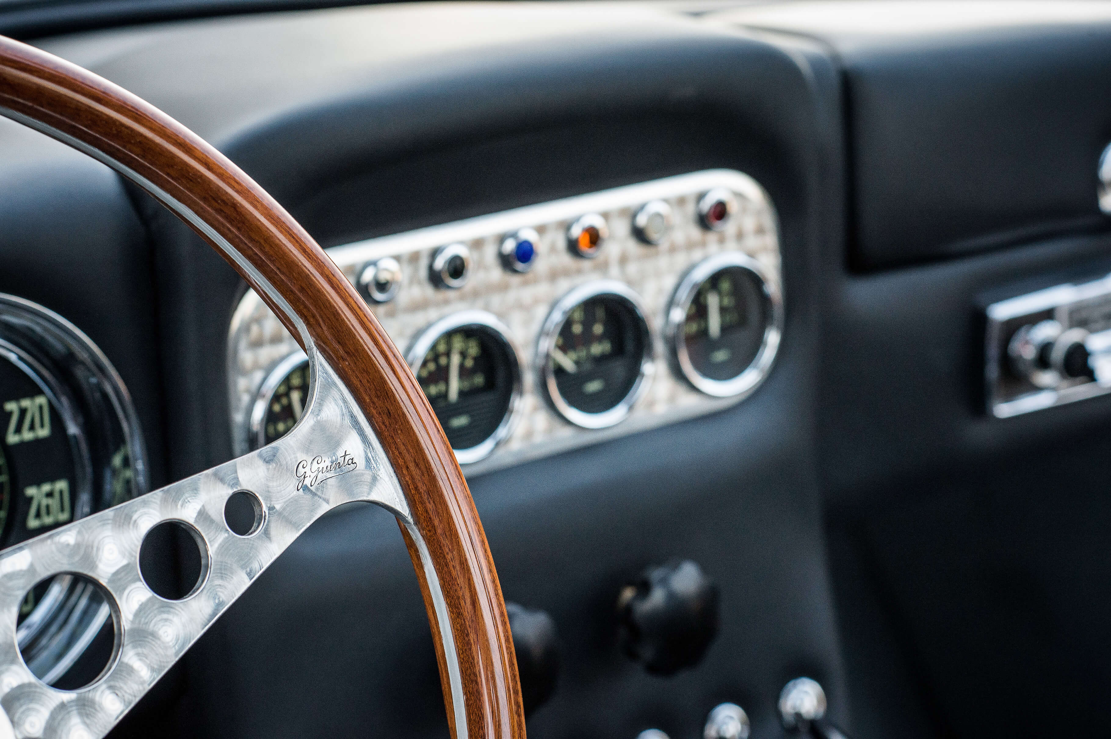 La parte posteriore di una Lamborghini che percorre una strada