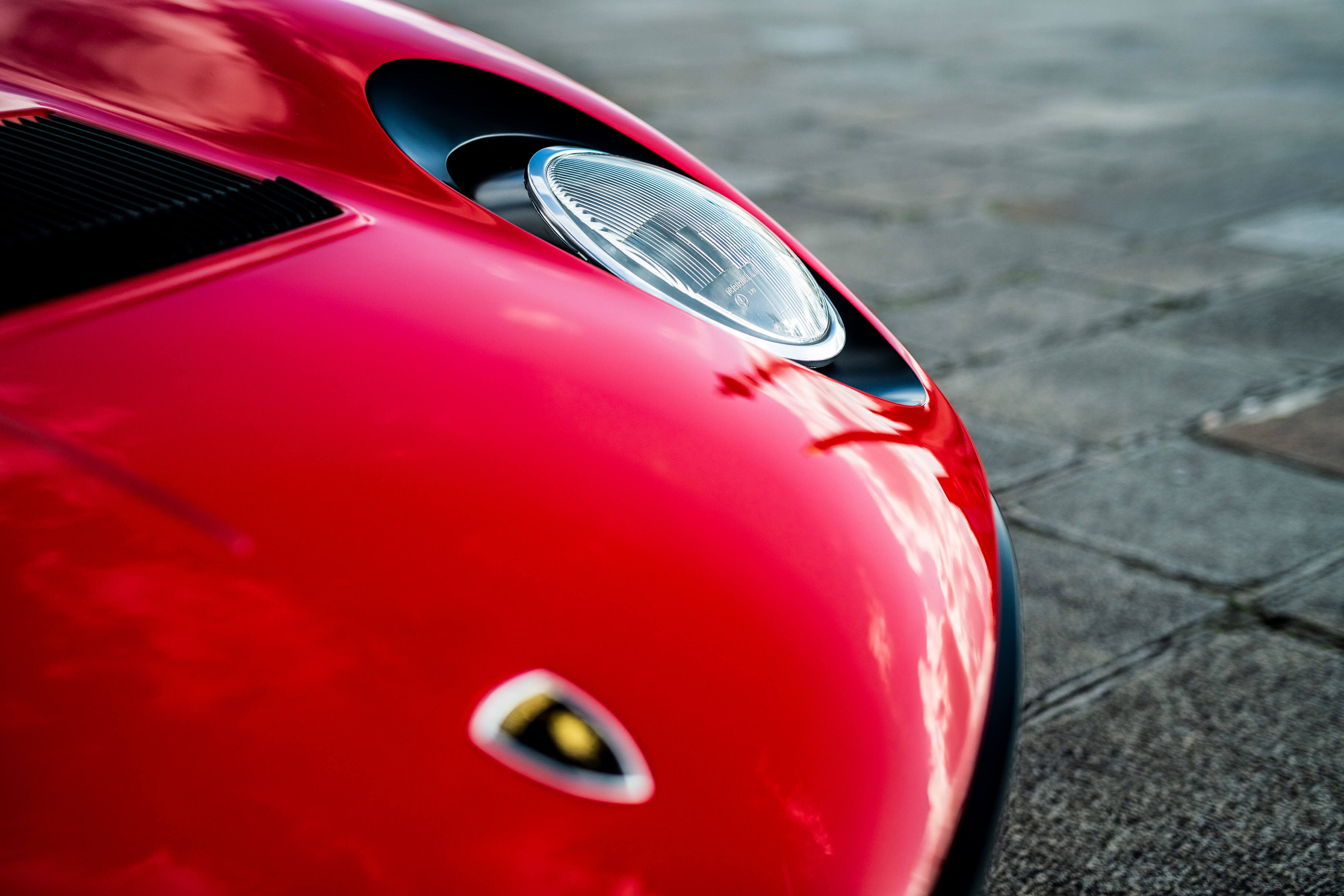La parte posteriore di una Lamborghini che percorre una strada