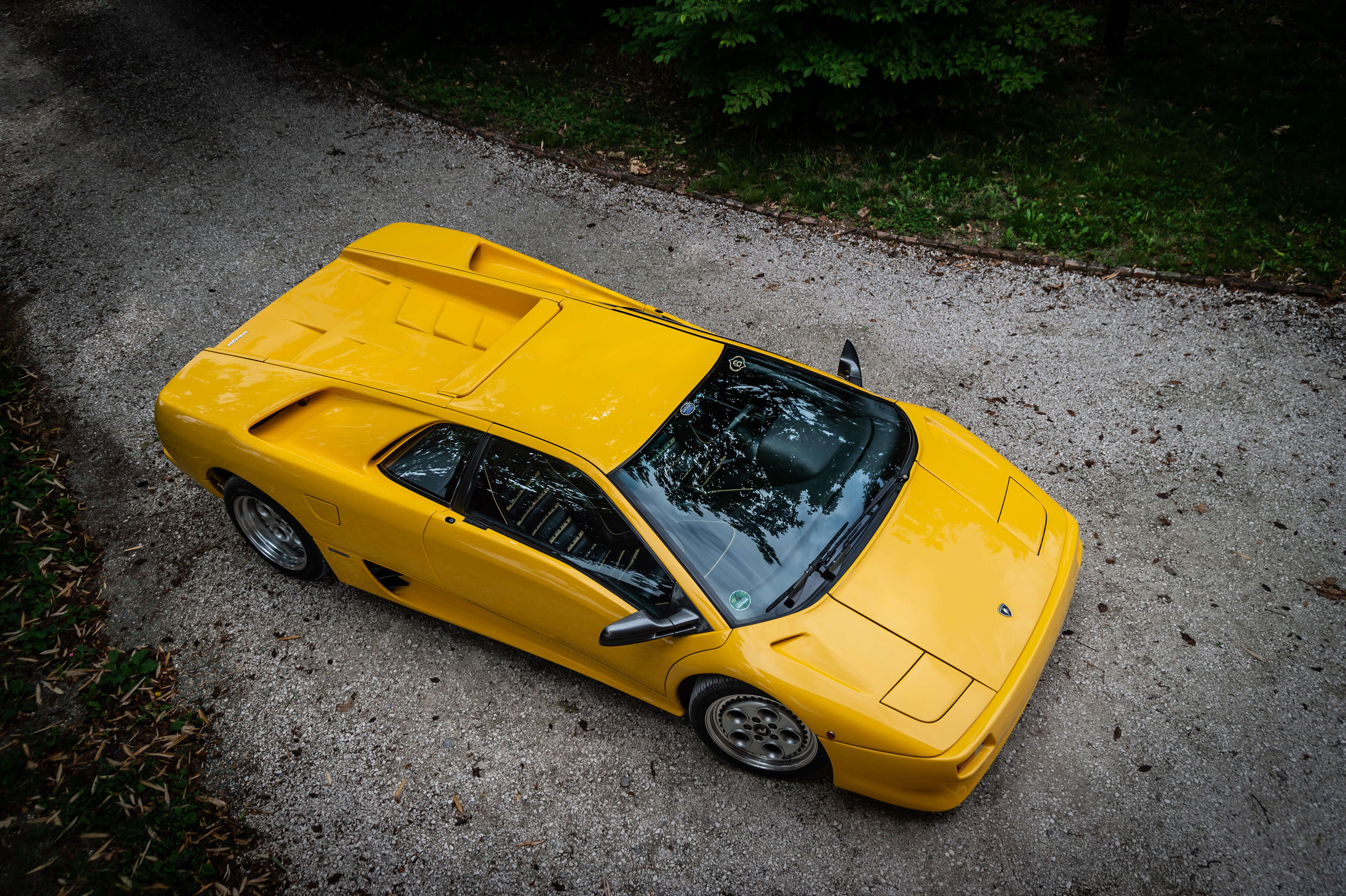 La parte posteriore di una Lamborghini che percorre una strada