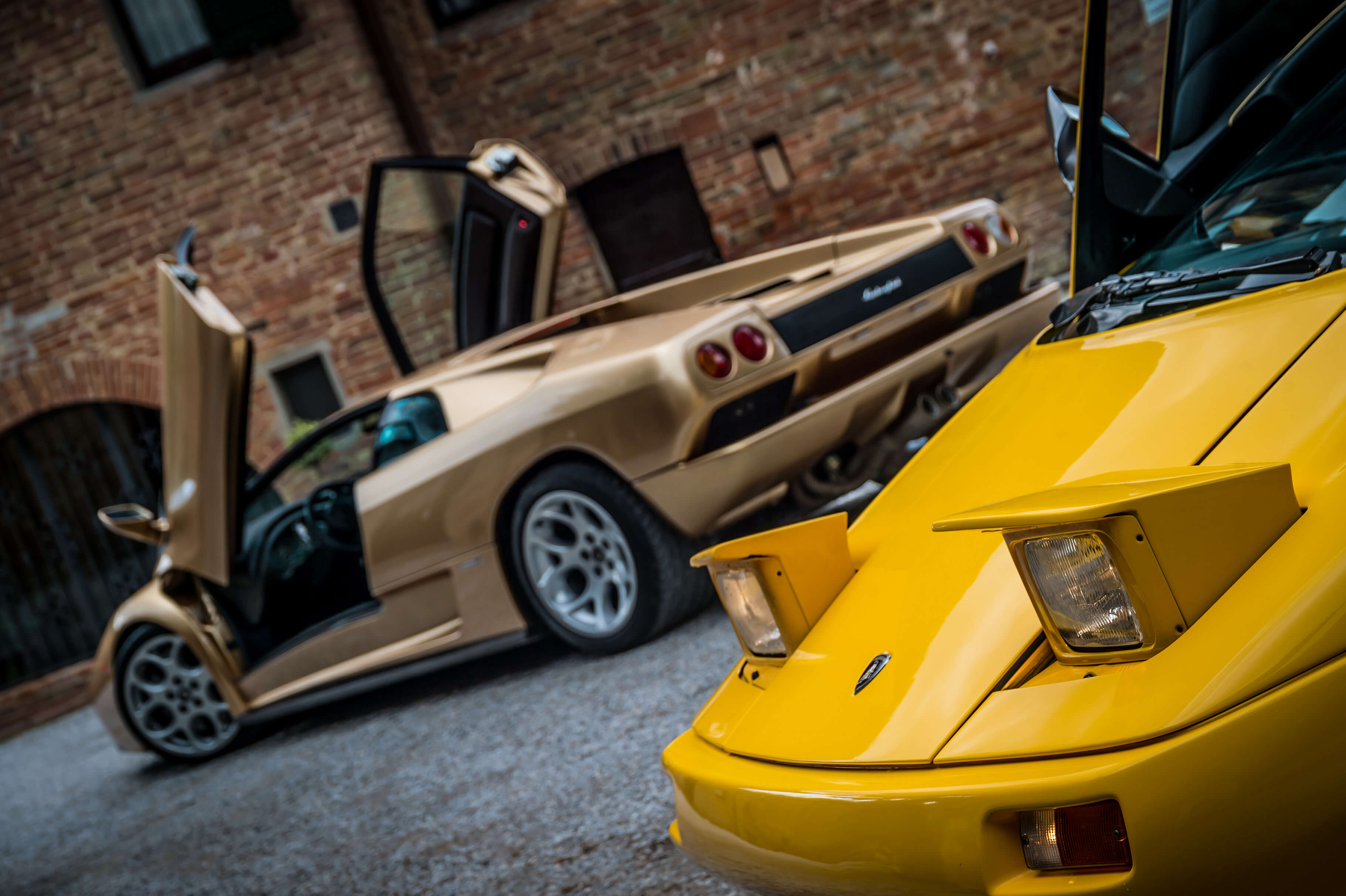 La parte posteriore di una Lamborghini che percorre una strada