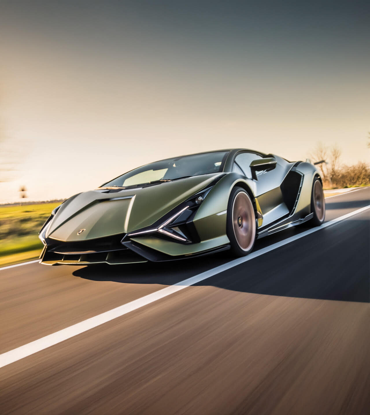 一辆兰博基尼在赛道上行驶