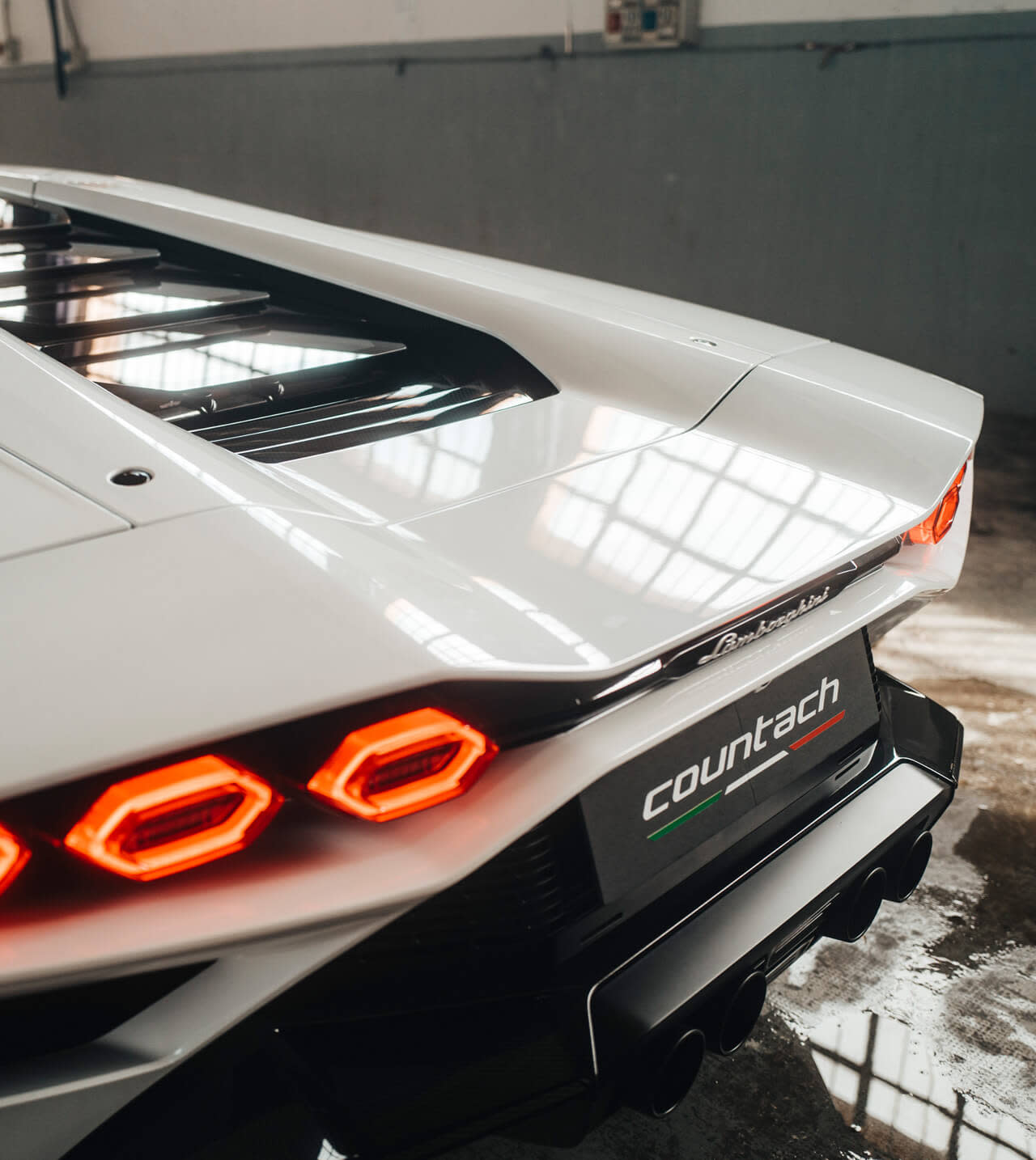 一辆兰博基尼在赛道上行驶