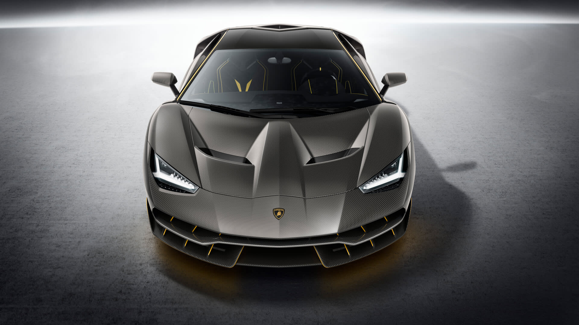 一辆兰博基尼跑车的尾部行驶在路上