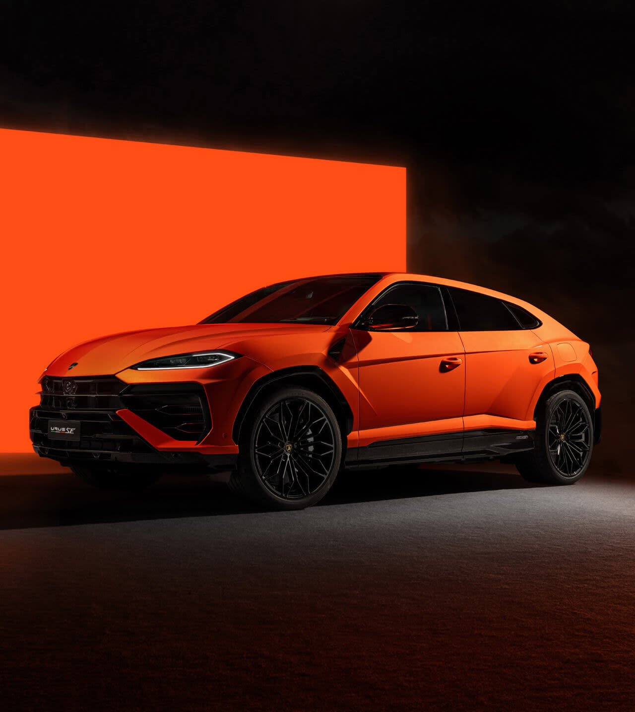 兰博基尼 Urus SE 的侧面轮廓