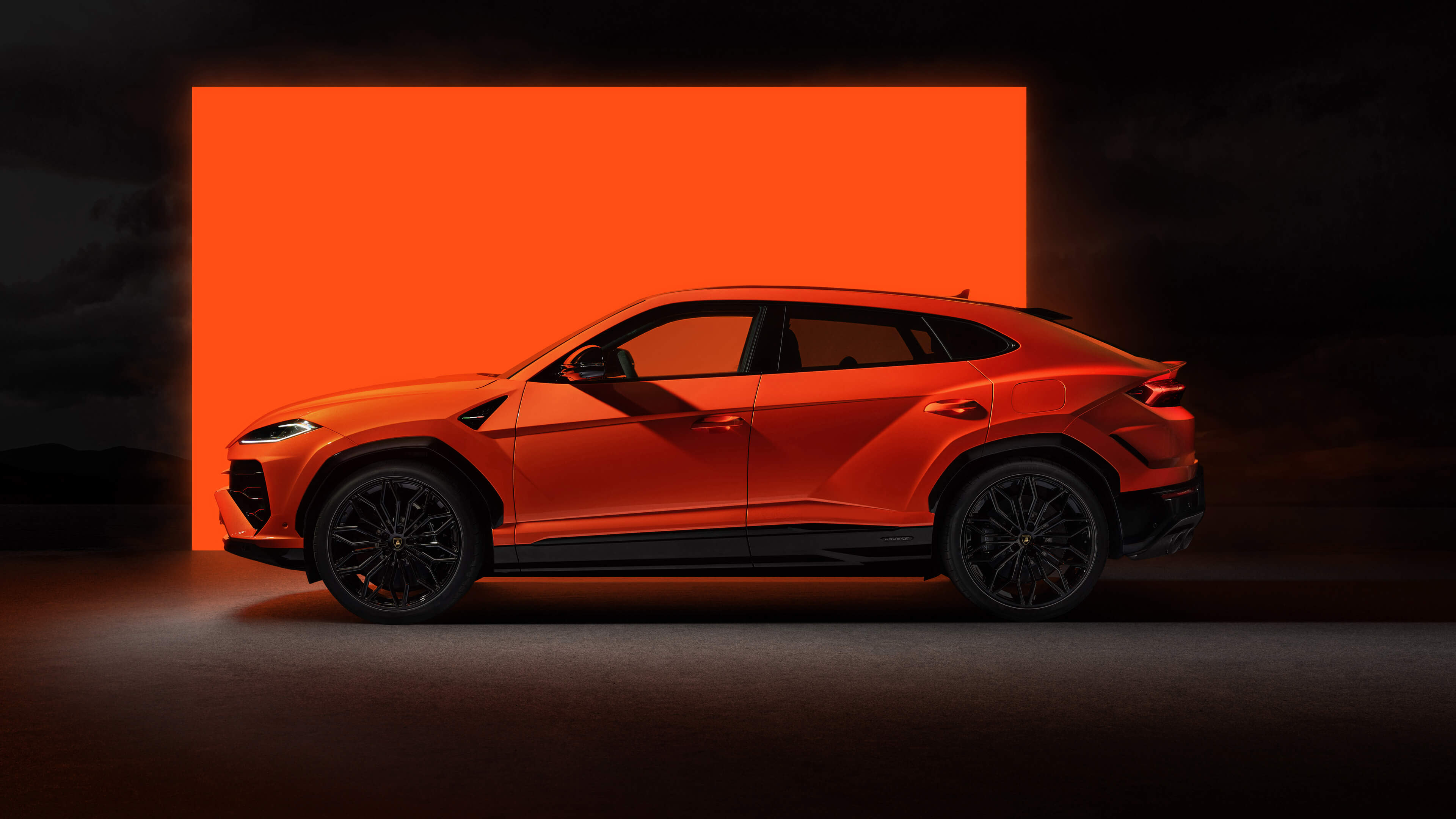 兰博基尼 Urus SE 的侧视图