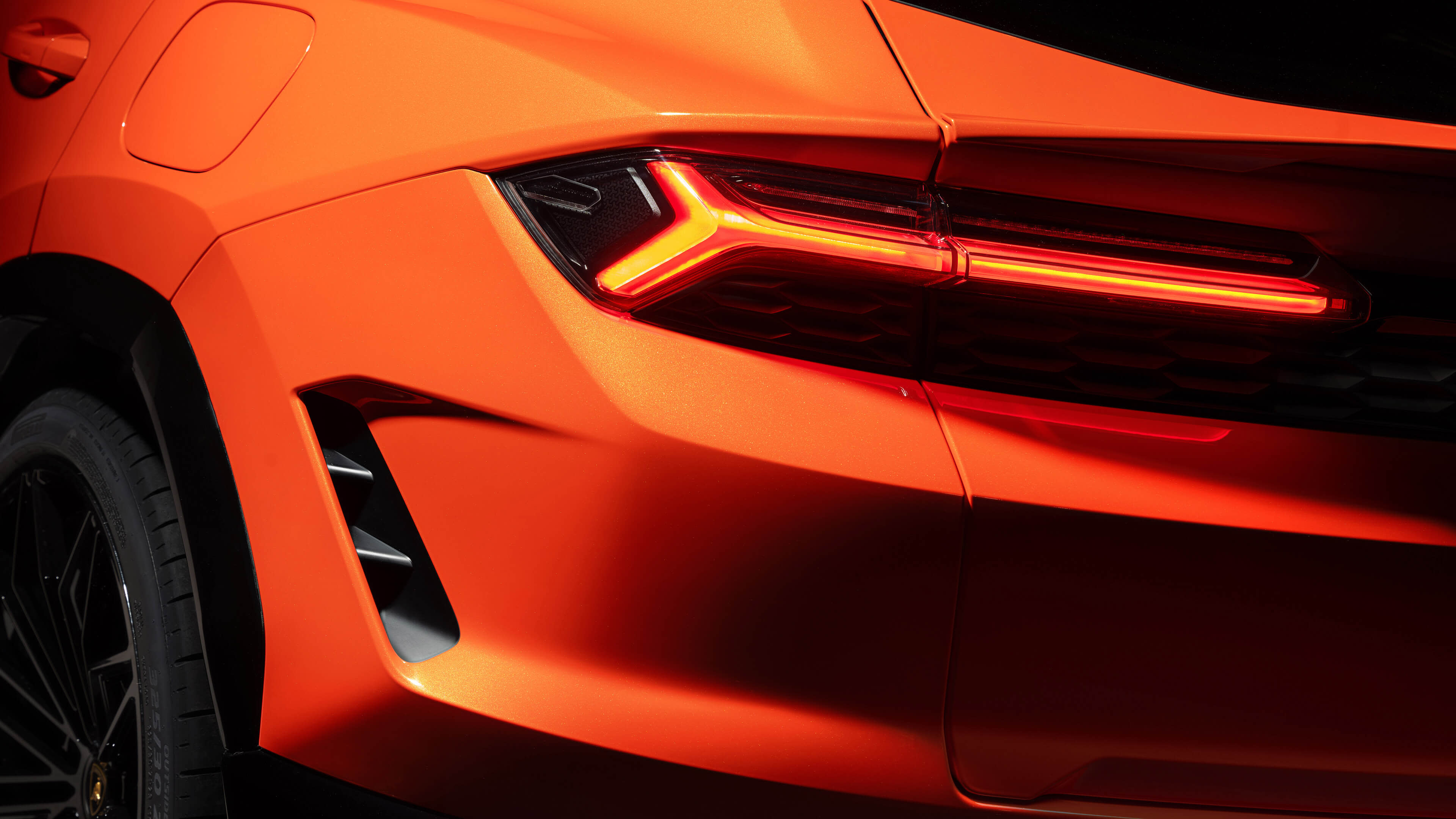 兰博基尼 Urus SE 的后大灯