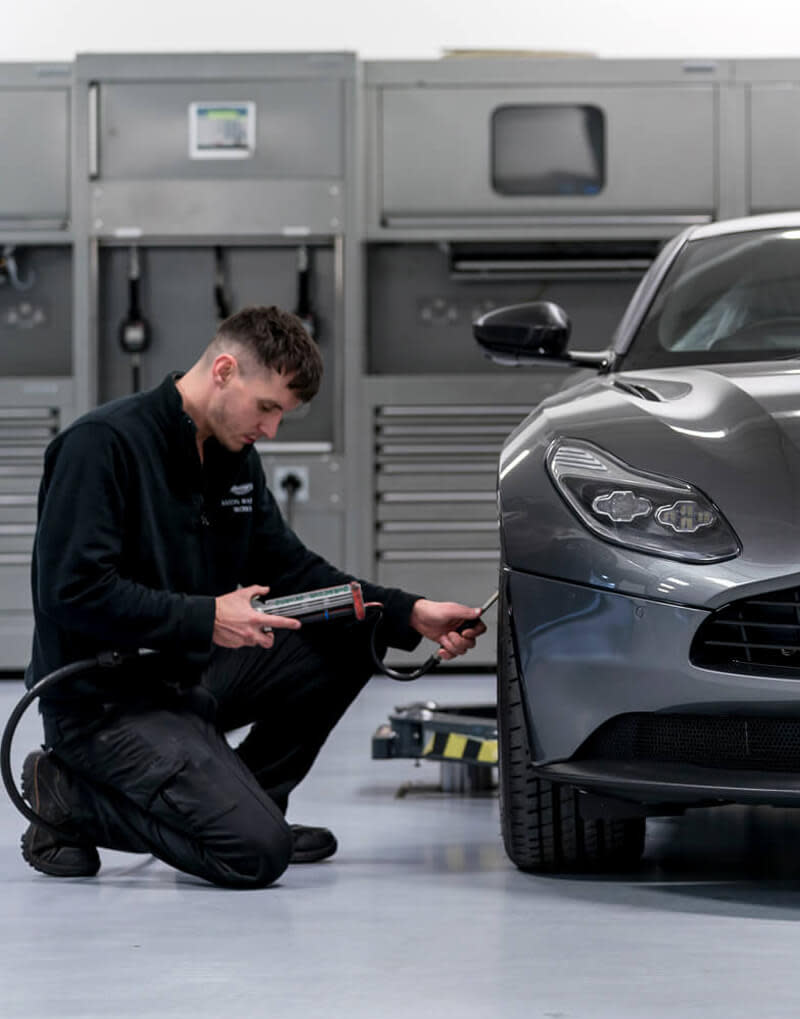 アストンマーティンの訓練を受けた技術者