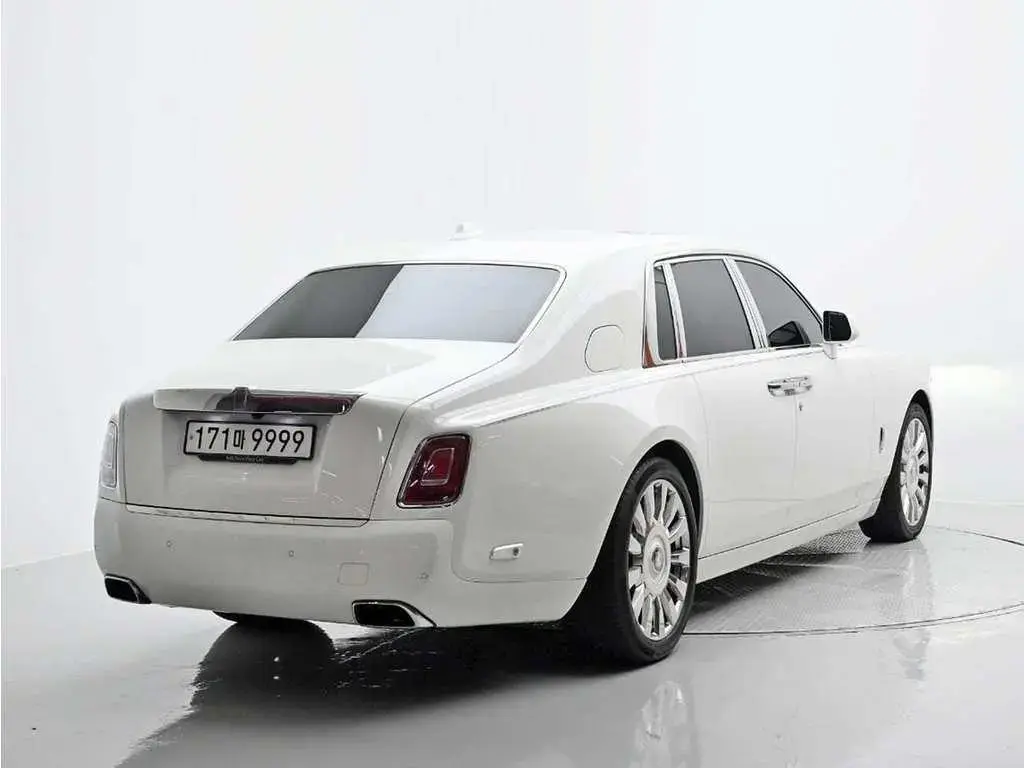 Full vehicle details of 2022 Rolls-Royce Phantom Phantom イングリッシュ ホワイト シーシェル  ピアノ・ブラック available for sale at Rolls-Royce Motor Cars Busan Gyeonggijang-ro  15