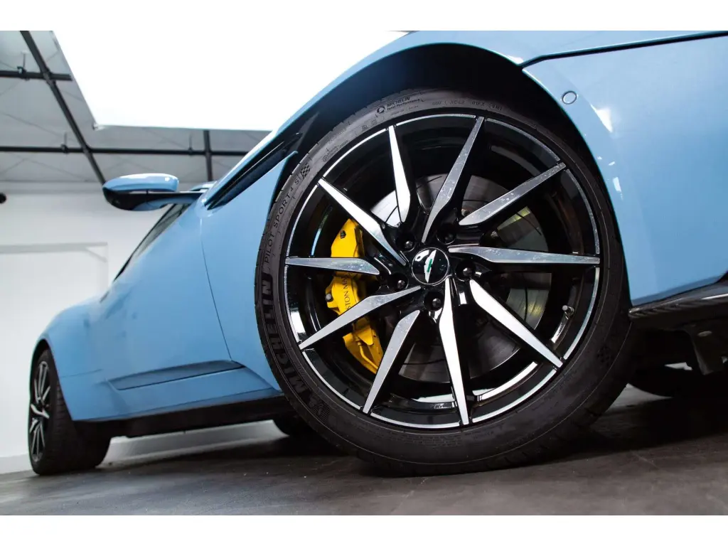2018 DB11 V12 Coupe thumbnail vehicle image 3