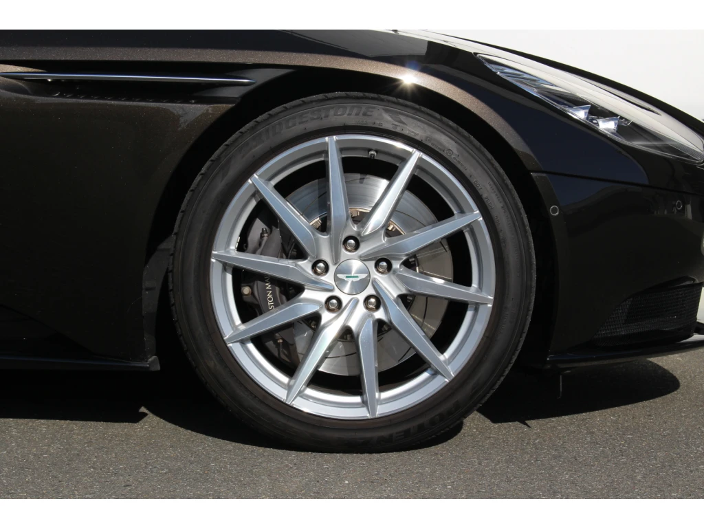 2018 DB11 V12 Coupe thumbnail vehicle image 3