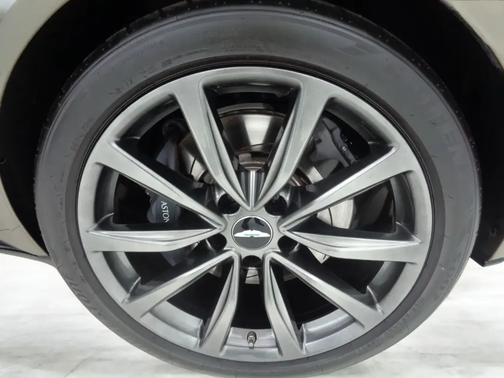 2018 DB11 V12 Coupe thumbnail vehicle image 3