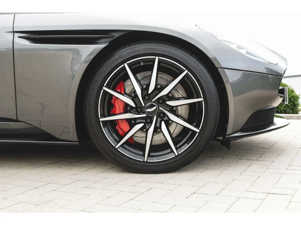 2018 DB11 V8 Coupe thumbnail vehicle image 3