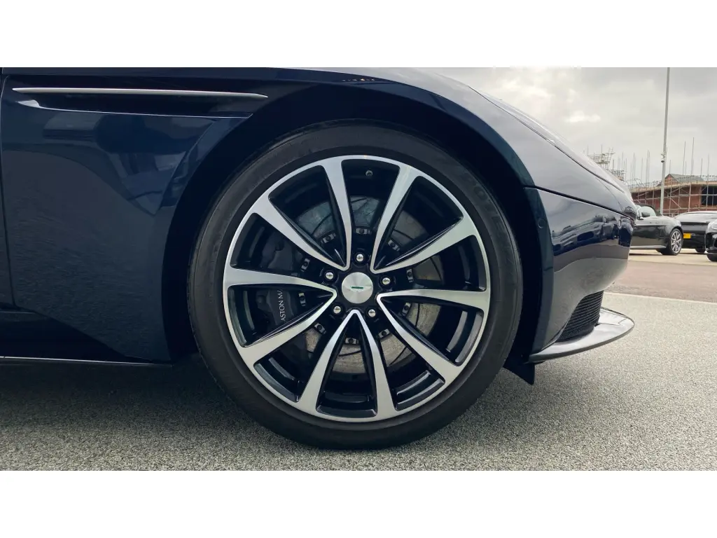 2019 DB11 V8 Coupe thumbnail vehicle image 3