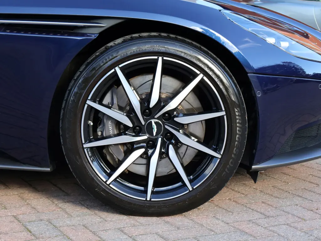 2019 DB11 V8 Coupe thumbnail vehicle image 3