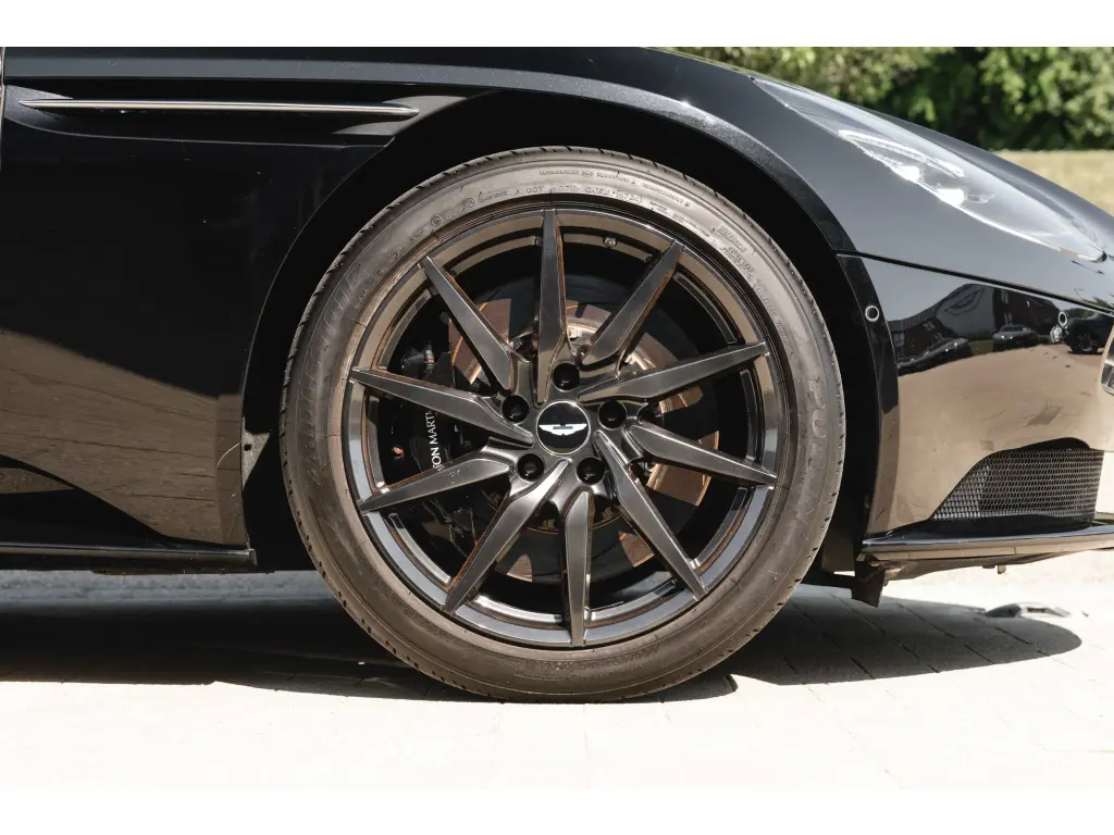 2019 DB11 V8 Coupe thumbnail vehicle image 3