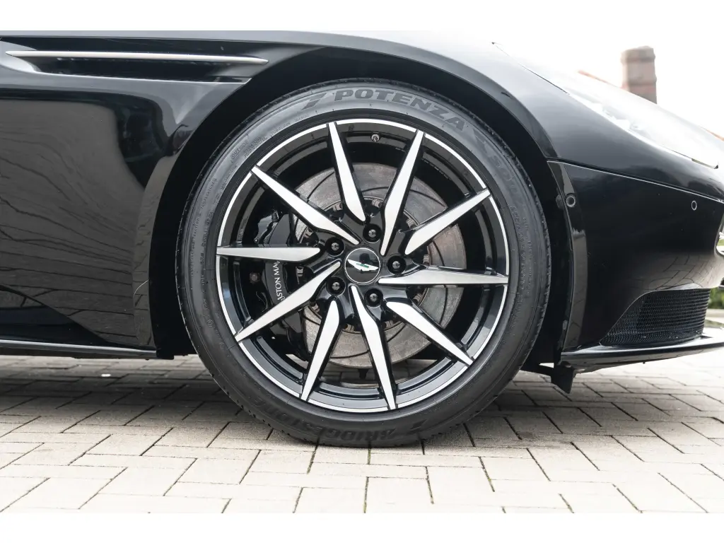 2019 DB11 V8 Coupe thumbnail vehicle image 3