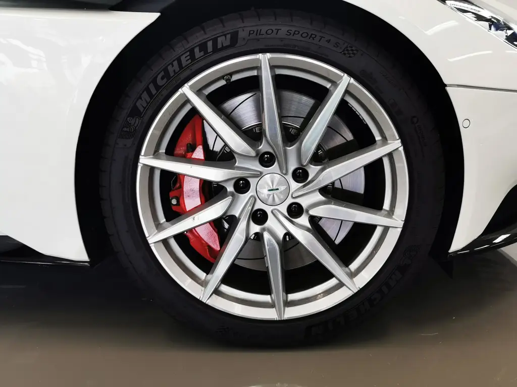 2019 DB11 V8 Coupe thumbnail vehicle image 3