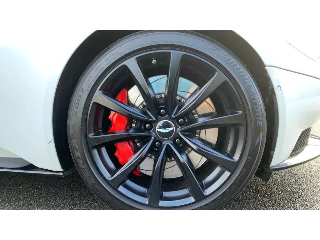 2019 DB11 V8 Coupe thumbnail vehicle image 3