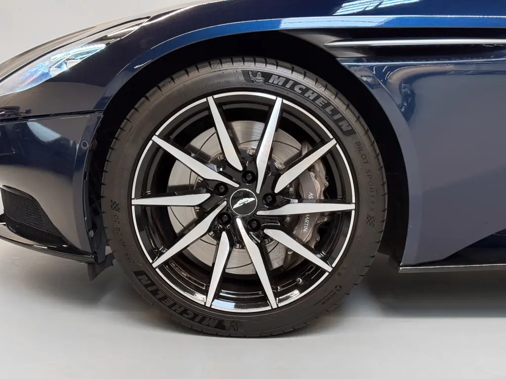 2019 DB11 V8 Coupe thumbnail vehicle image 3