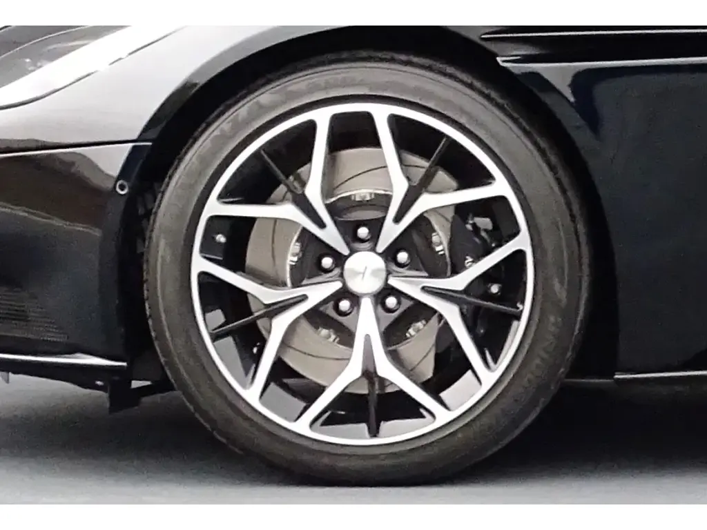 2019 DB11 V8 Coupe thumbnail vehicle image 3