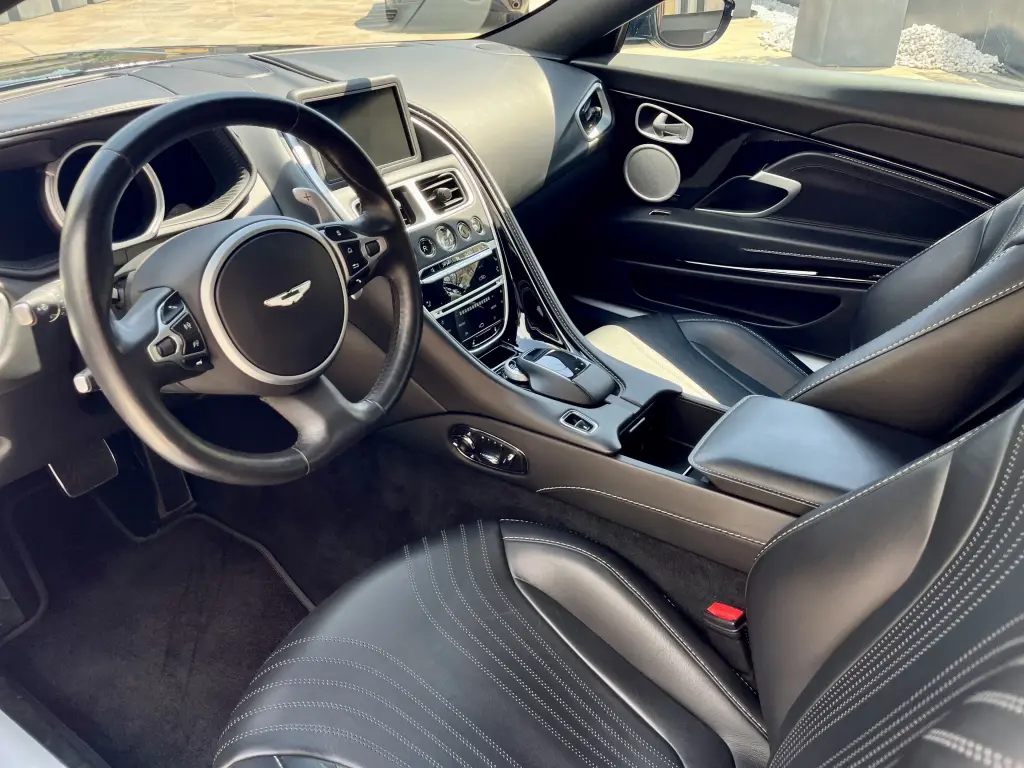 2019 DB11 V8 Coupe thumbnail vehicle image 2