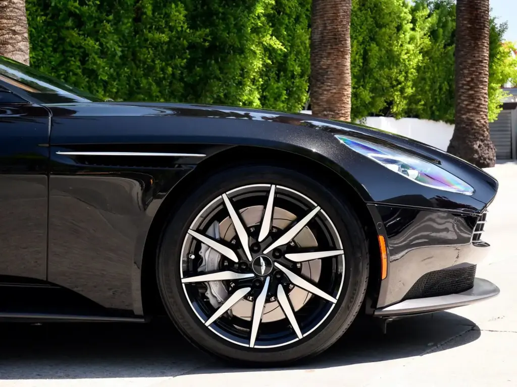 2020 DB11 V8 Coupe thumbnail vehicle image 3