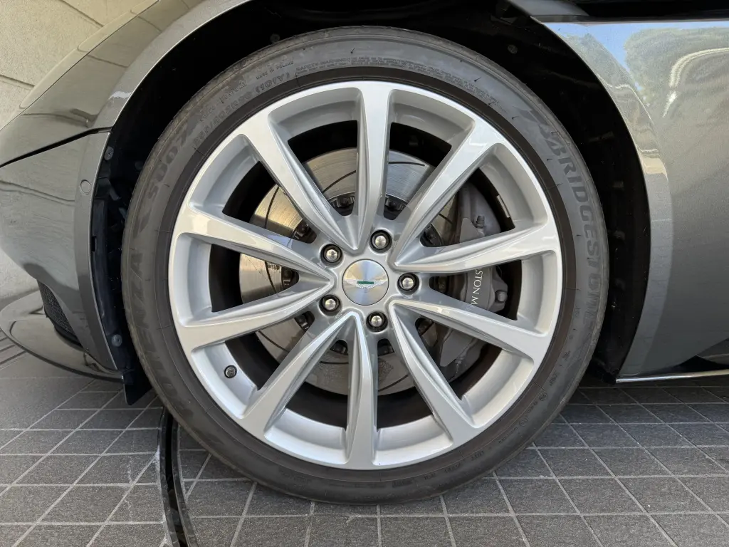 2021 DB11 V8 Coupe thumbnail vehicle image 3