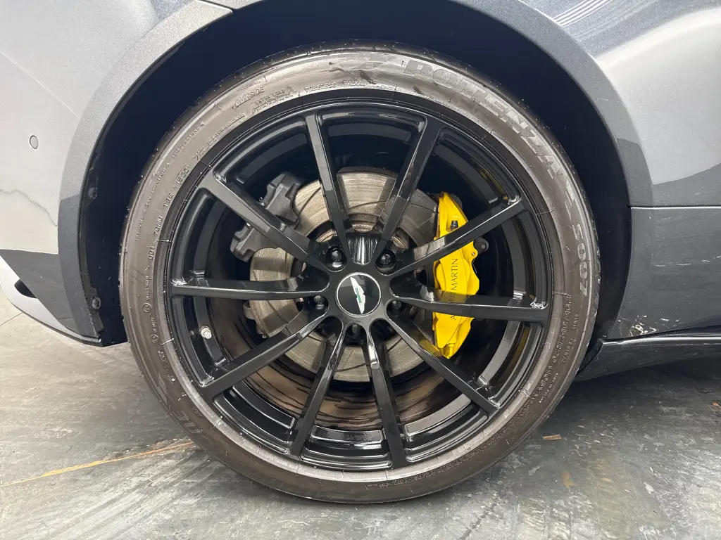 2022 DB11 V8 Coupe thumbnail vehicle image 3