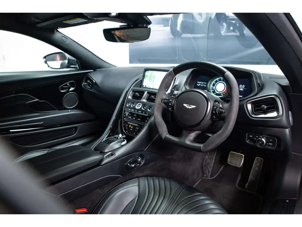 2022 DB11 V8 Coupe thumbnail vehicle image 2