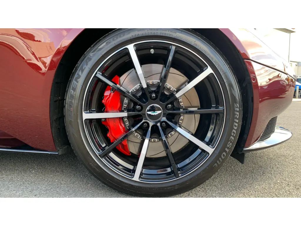 2022 DB11 V8 Coupe thumbnail vehicle image 3