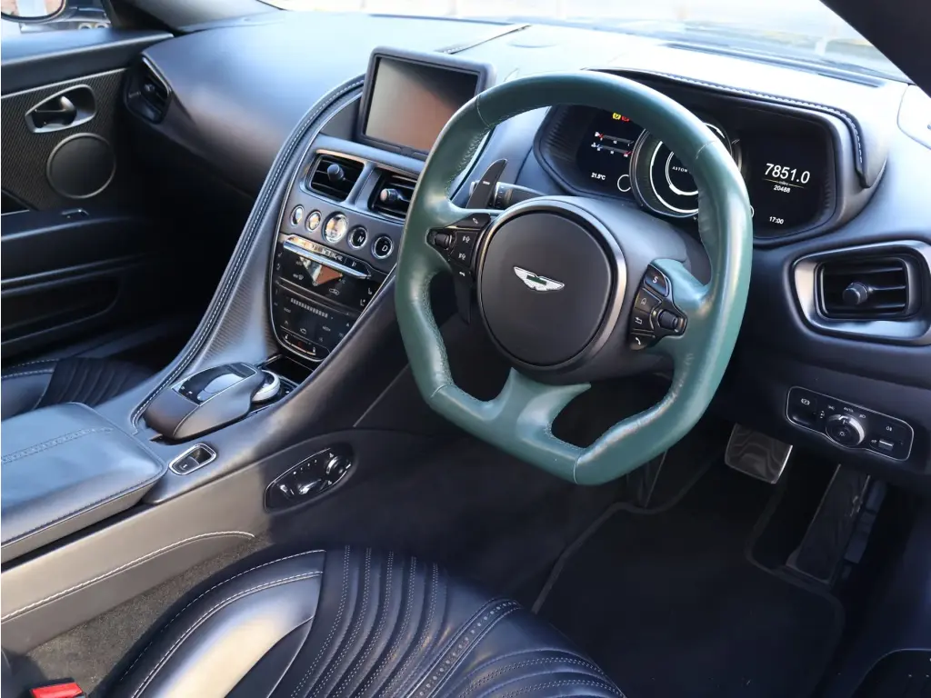 2022 DB11 V8 Coupe thumbnail vehicle image 2