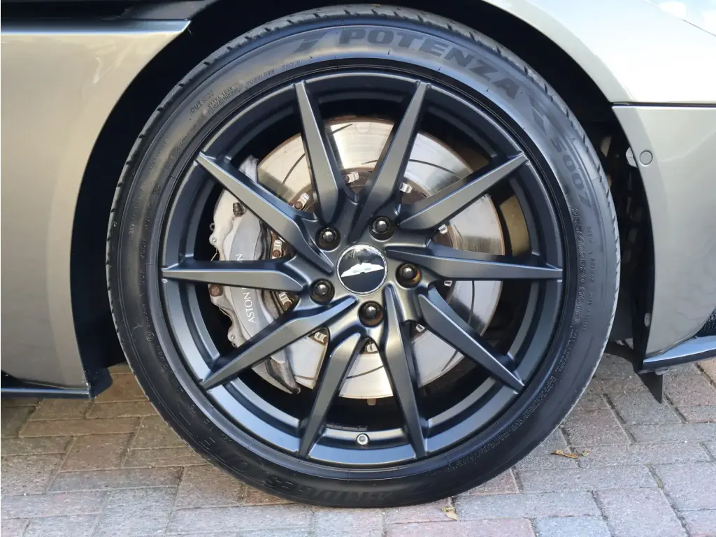 2022 DB11 V8 Coupe thumbnail vehicle image 3