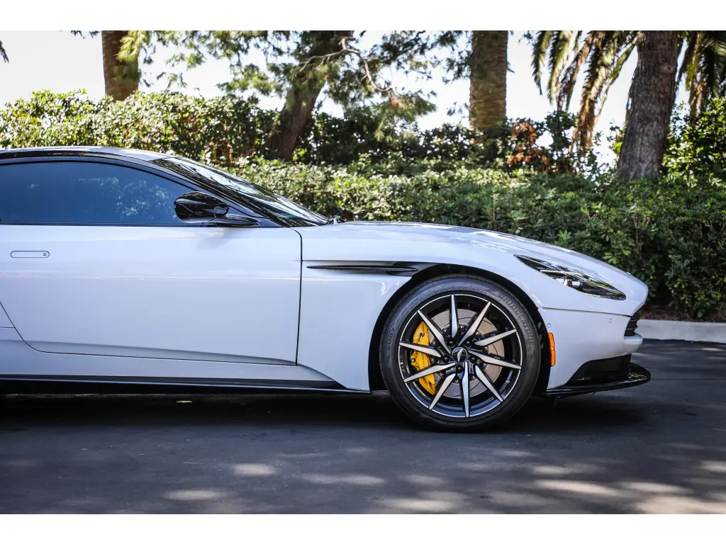 2022 DB11 V8 Coupe thumbnail vehicle image 3