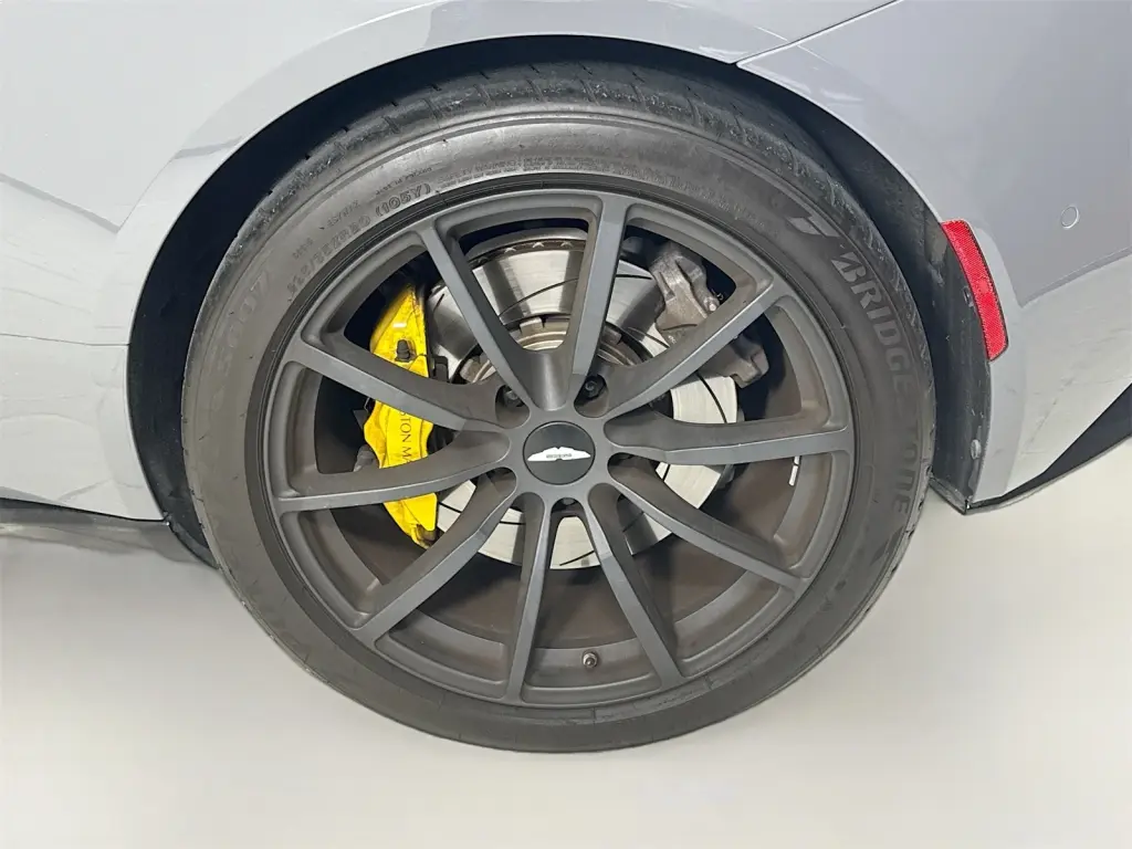 2022 DB11 V8 Coupe thumbnail vehicle image 3