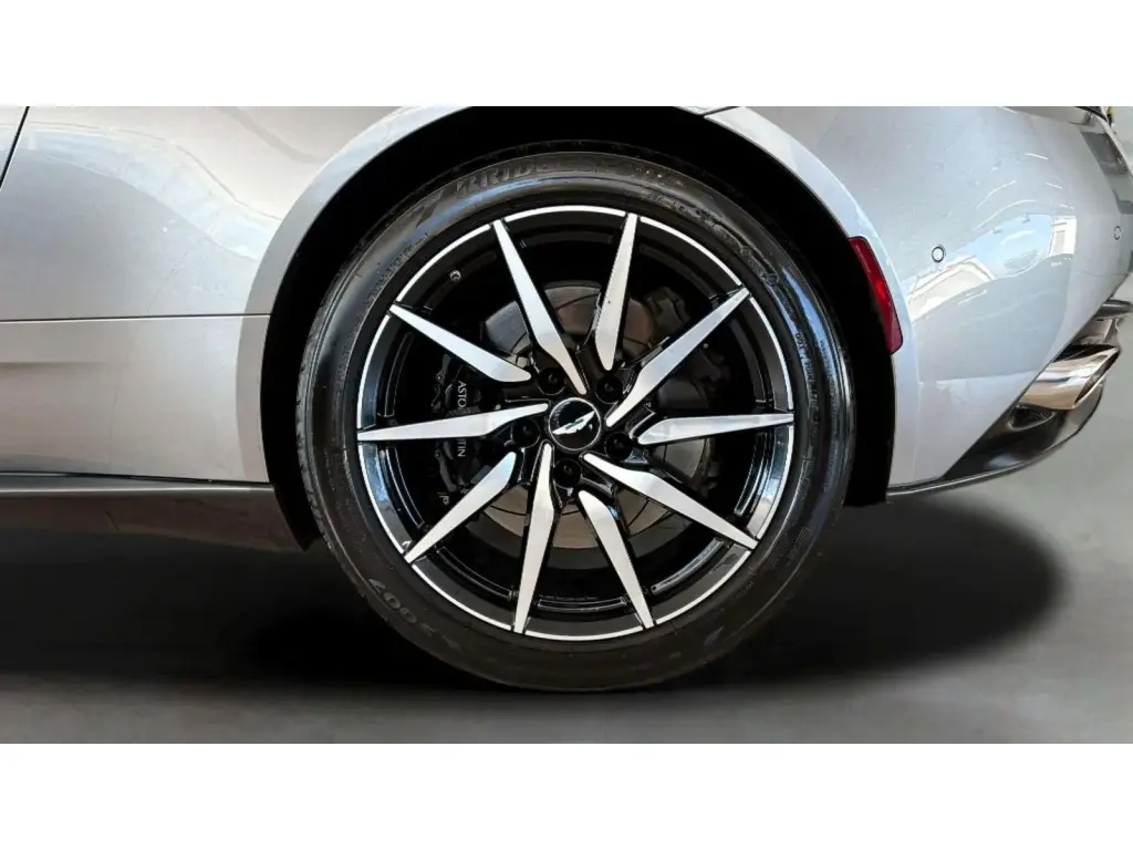 2022 DB11 V8 Coupe thumbnail vehicle image 3