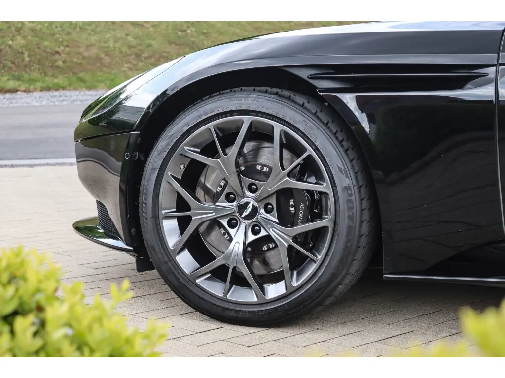 2019 DB11 V8 Volante thumbnail vehicle image 3