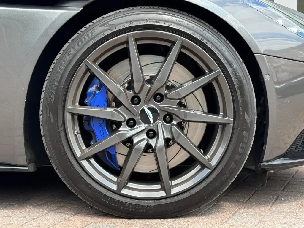 2019 DB11 V8 Volante thumbnail vehicle image 3