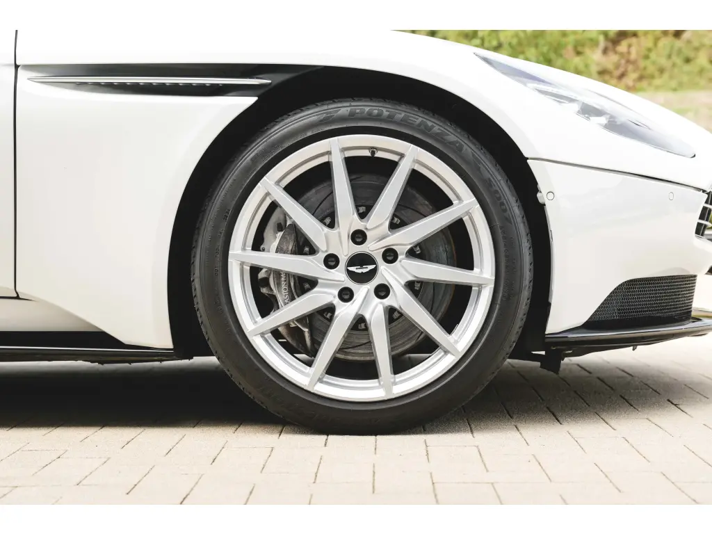 2019 DB11 V8 Volante thumbnail vehicle image 3