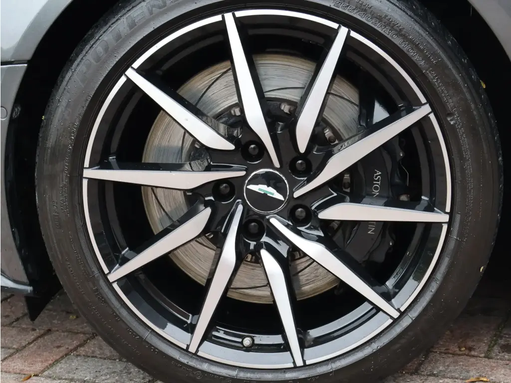 2019 DB11 V8 Volante thumbnail vehicle image 3