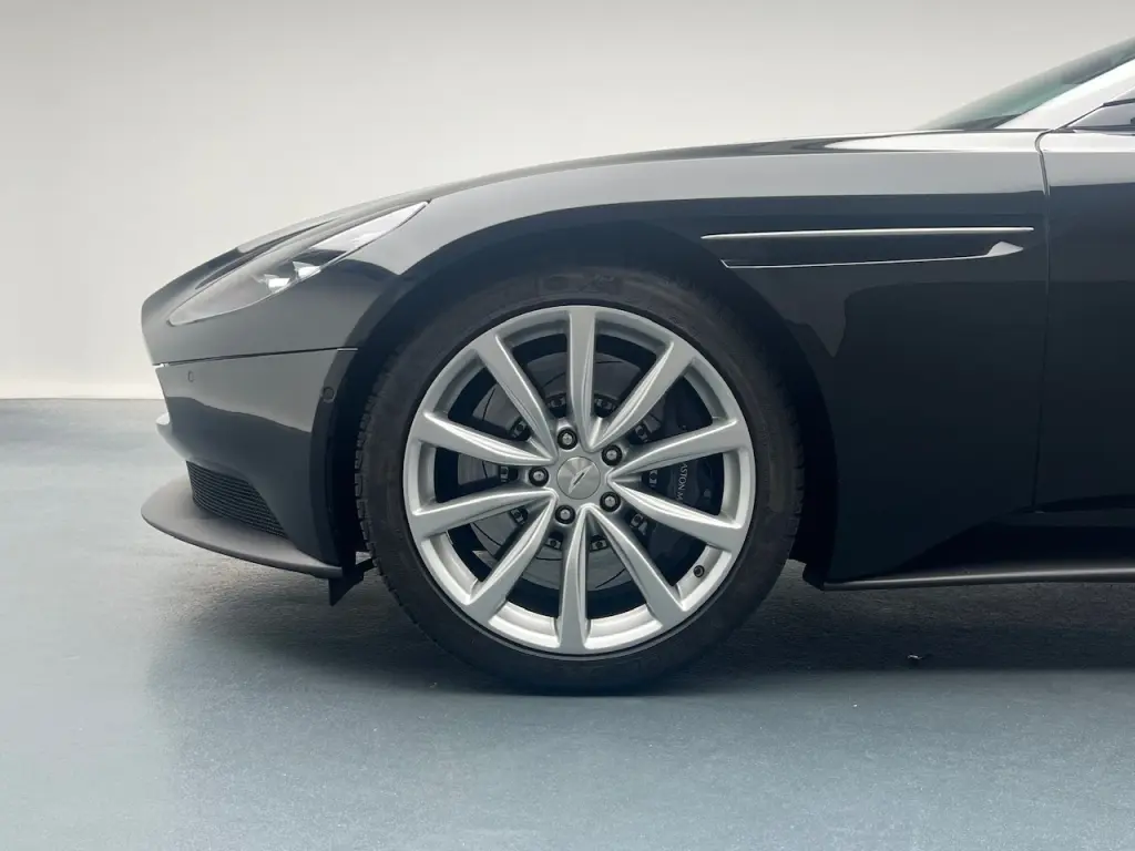 2019 DB11 V8 Volante thumbnail vehicle image 3