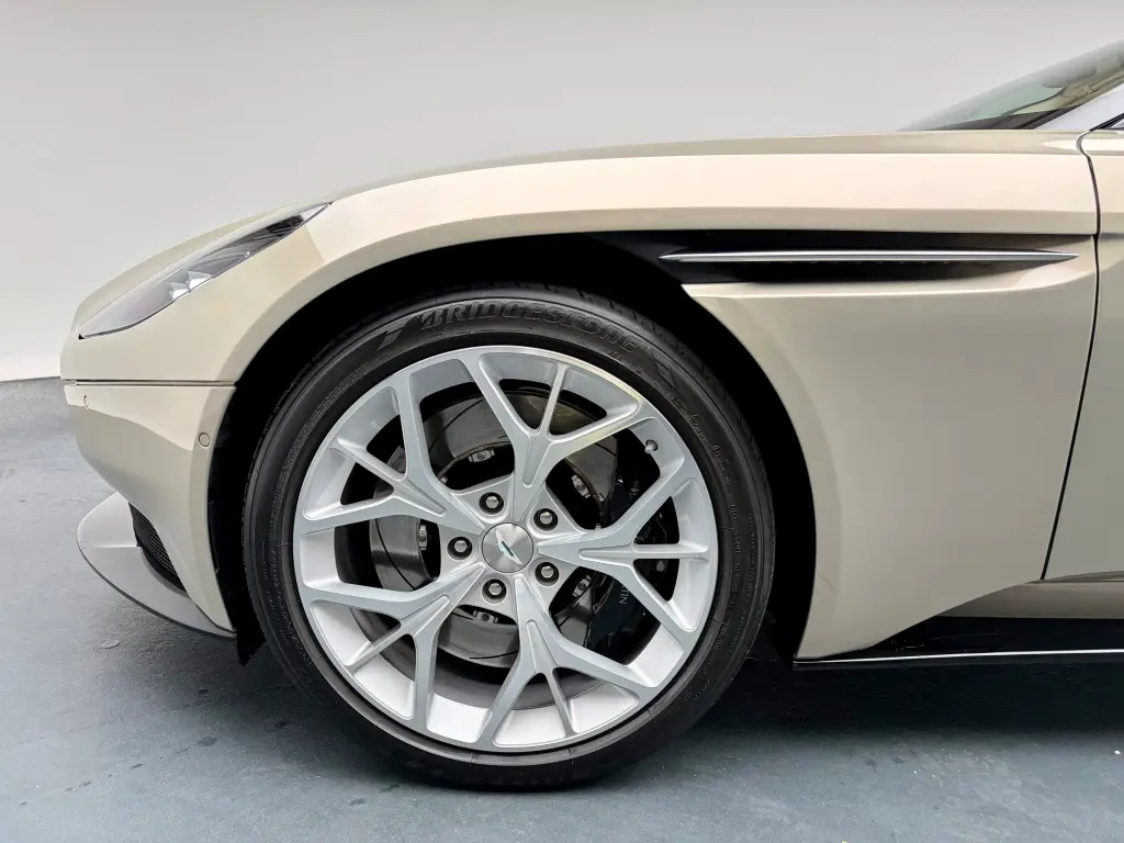 2019 DB11 V8 Volante thumbnail vehicle image 3