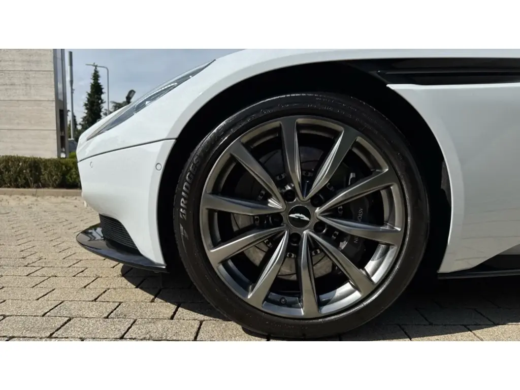 2020 DB11 V8 Volante thumbnail vehicle image 3