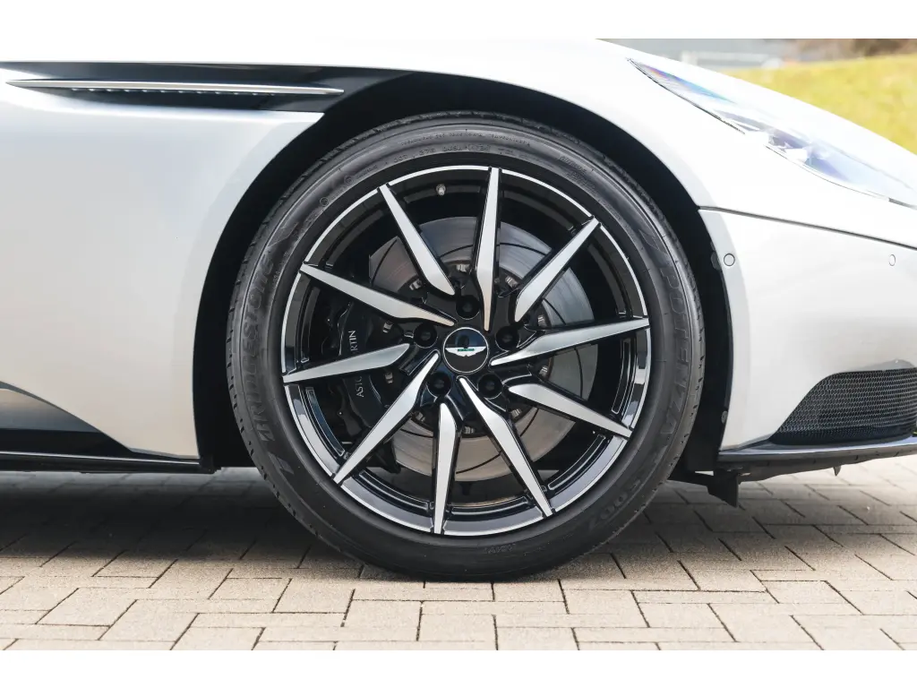 2020 DB11 V8 Volante thumbnail vehicle image 3
