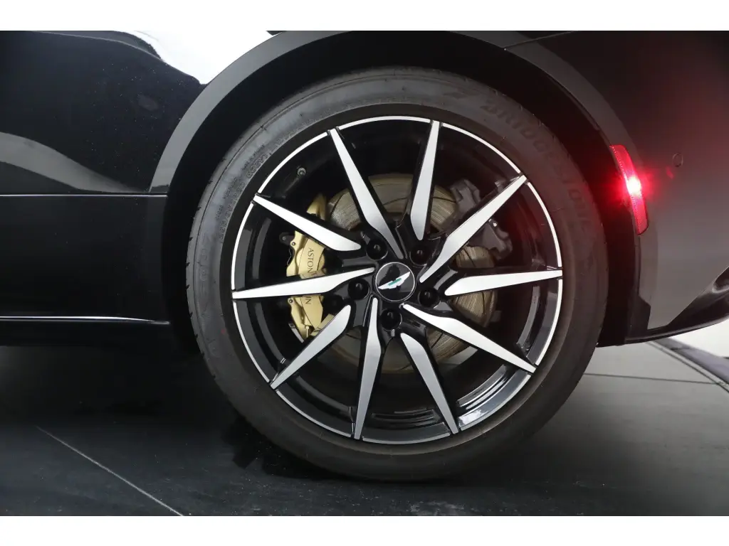 2020 DB11 V8 Volante thumbnail vehicle image 3
