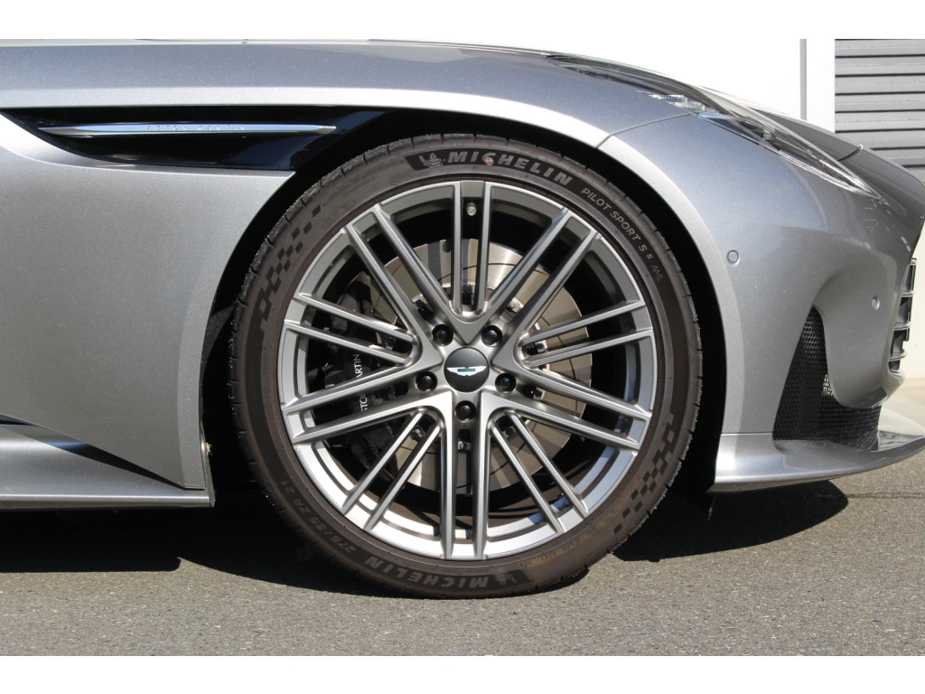 2025 DB12 V8 Coupe thumbnail vehicle image 3