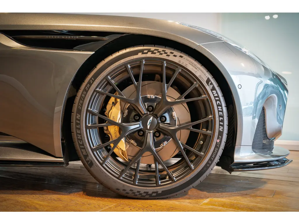 2025 DB12 V8 Coupe thumbnail vehicle image 3