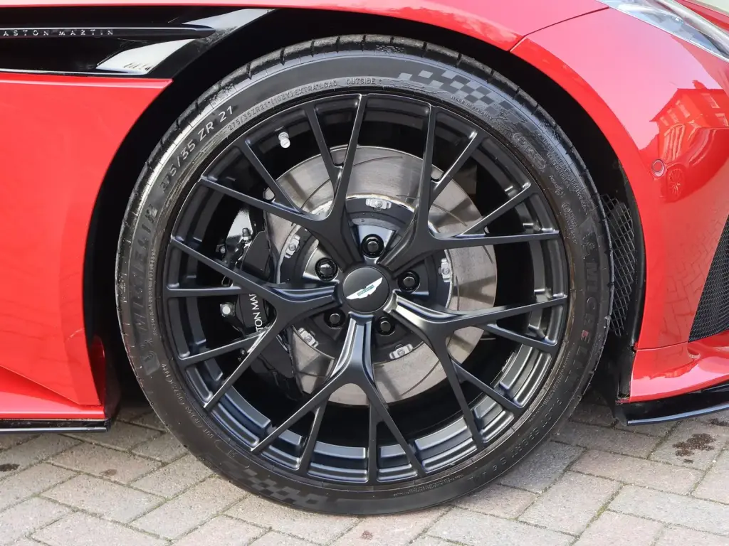 2025 DB12 V8 Coupe thumbnail vehicle image 3