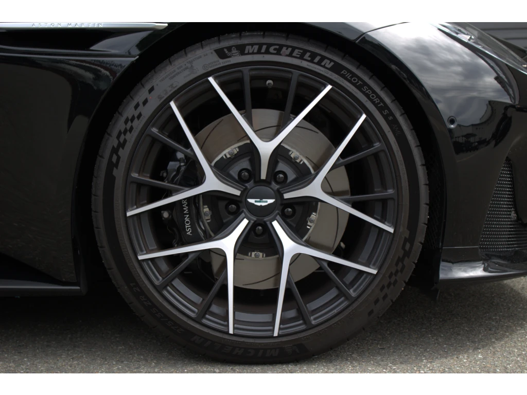 2025 DB12 V8 Coupe thumbnail vehicle image 3